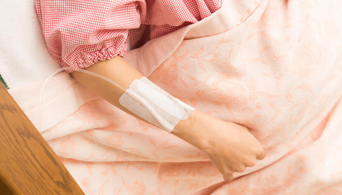 点滴を受ける患者のイメージ