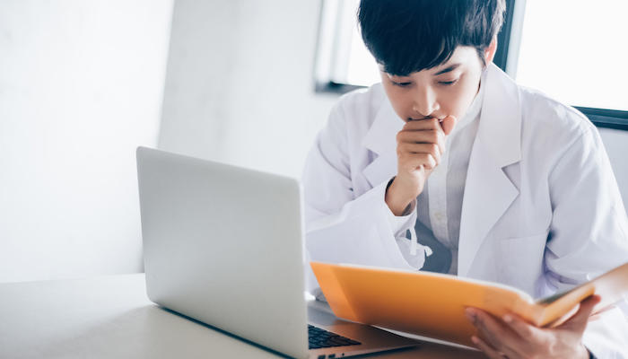 パソコン作業を行う薬剤師のイメージ