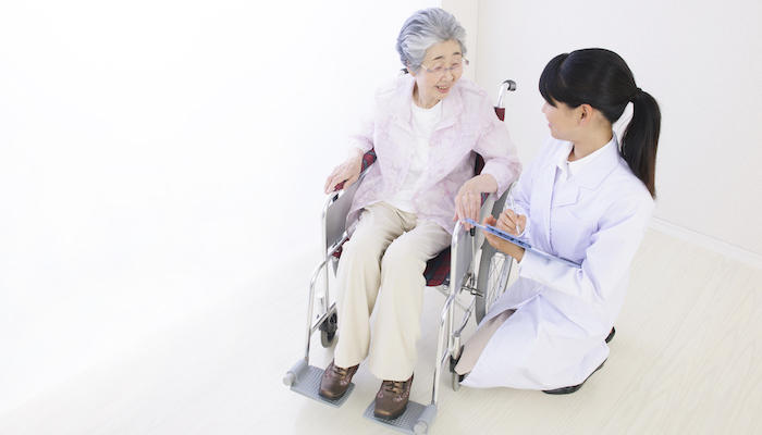 患者に寄り添う薬剤師のイメージ画像