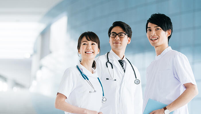 医師や看護師と協力する薬剤師のイメージ