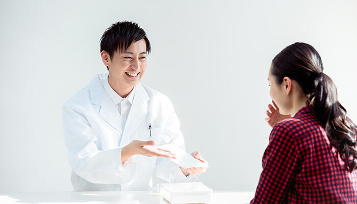 患者に服薬指導を行う薬剤師のイメージ