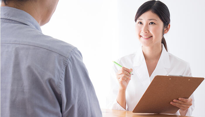 患者の情報収集を行う薬剤師のイメージ