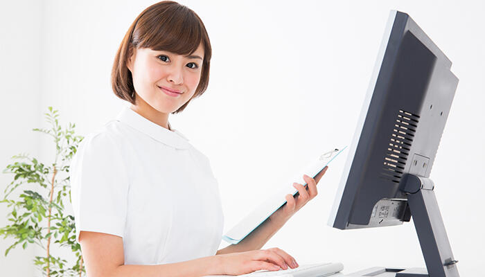 薬歴を記録する薬剤師のイメージ