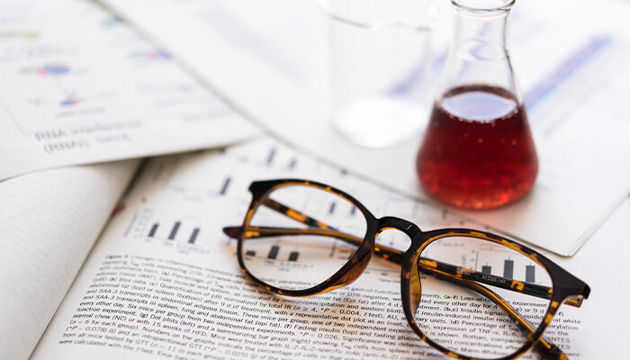 本と薬のイメージ