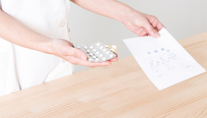 薬を持つ薬剤師のイメージ