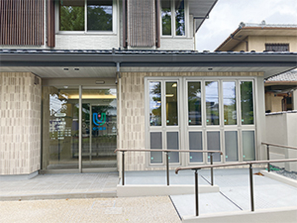 【京都市左京区】＜2022年夏新規開局/綺麗で趣ある店舗＞●クリニックモール1Fに入り、複数科目を応需できる環境◎京都で出店数№1のゆう薬局様でのご勤務です♪